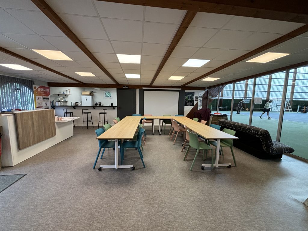 tables-salle-de-reunion-1024x768