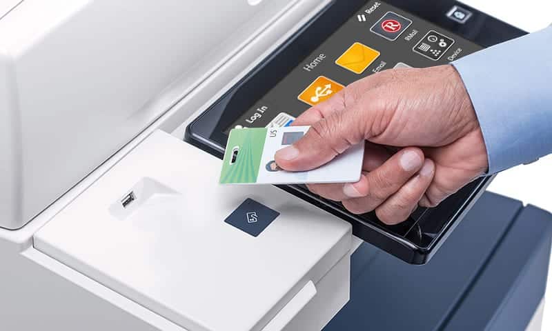 rmail-person-scanning-badge-printer-security-800x480-fr