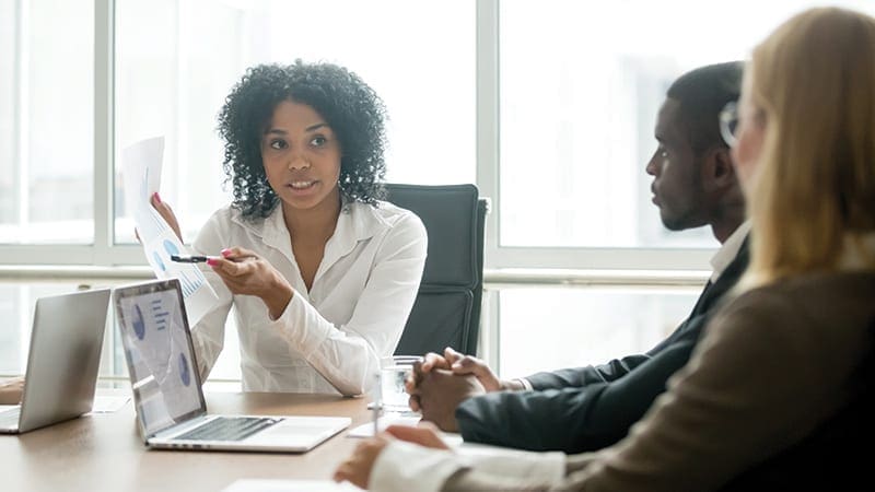 translate-print-coworkers-discussing-printed-chart-fr